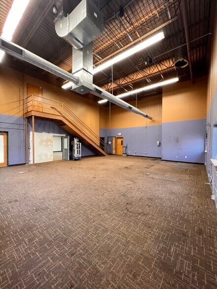 More Photos Of 8555 W 123rd St W, Savage Flex For Lease