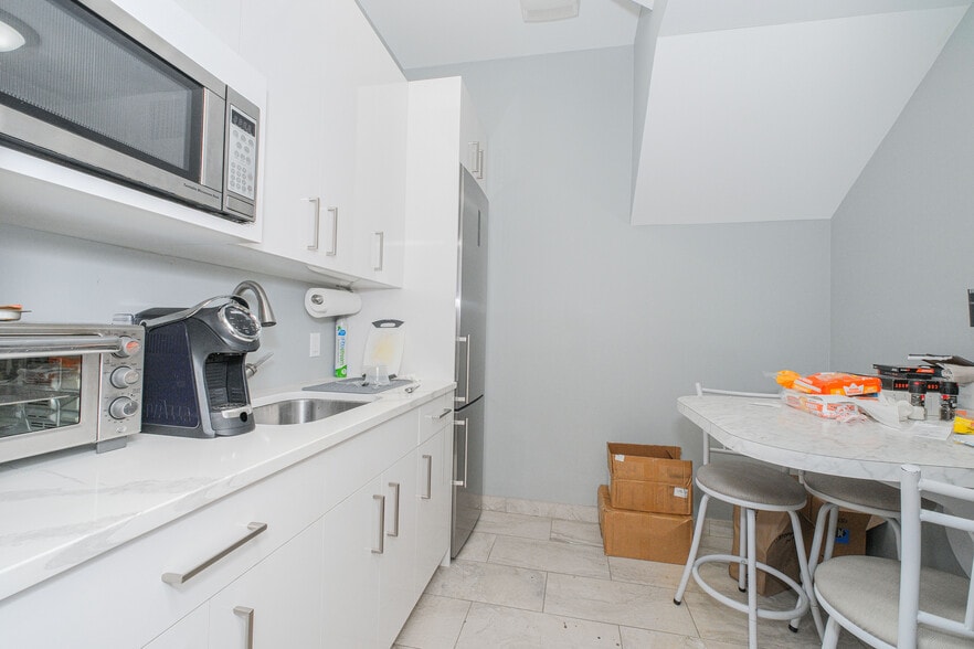 More Photos Of 1944-1952 Richmond Terrace, Staten Island Showroom For Lease