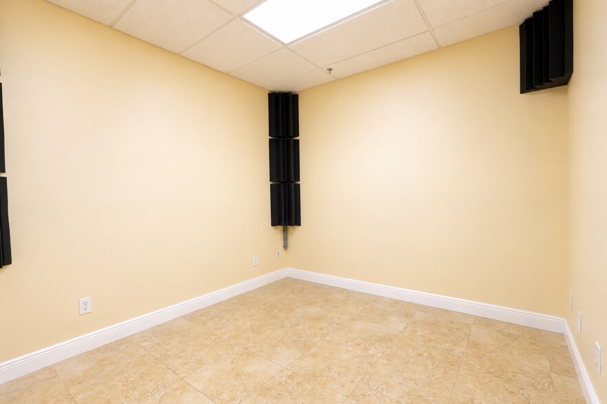 More Photos Of 20841 Johnson St, Pembroke Pines Warehouse For Lease