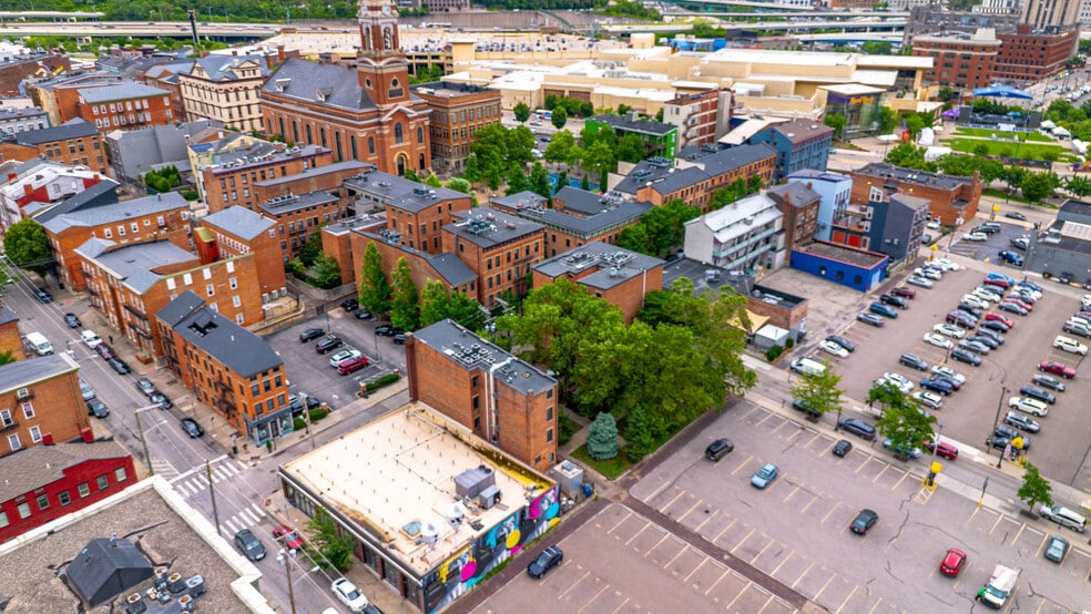 More Photos Of 331 E 13th St, Cincinnati Bar For Lease