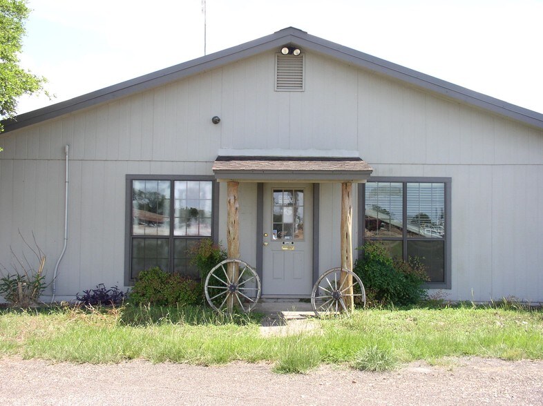 More Photos Of 1009 W Heaton St, Cuero Office For Sale
