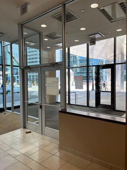 More Photos Of 300 S Riverside Plz, Chicago Office For Lease
