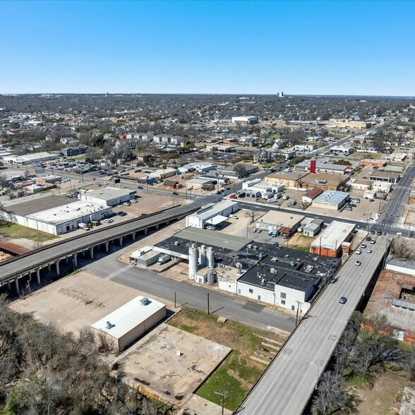 More Photos Of 225 S 17th St, Waco Distribution For Sale