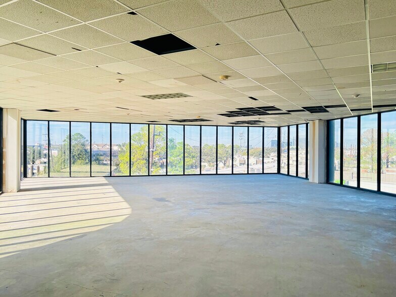 More Photos Of 6100 Corporate Dr, Houston Office For Sale
