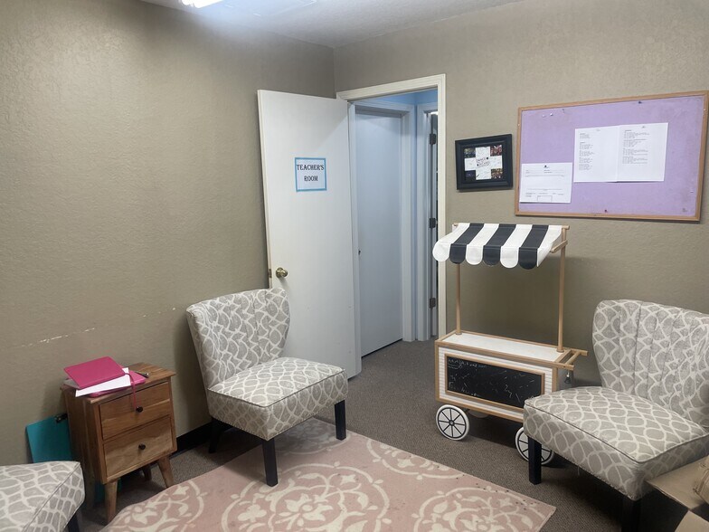 More Photos Of 1105 Walnut Dr, Ardmore General Retail For Sale
