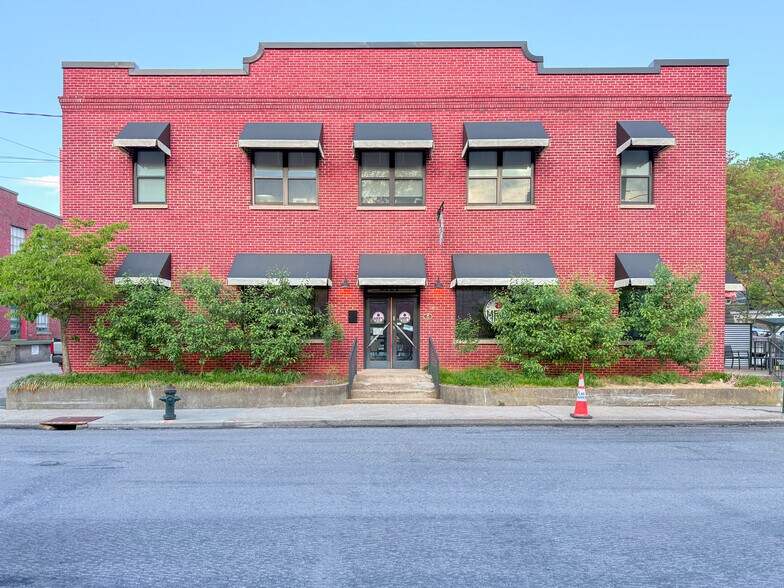 Primary Photo Of 121 S Lewis St, Staunton Restaurant For Lease
