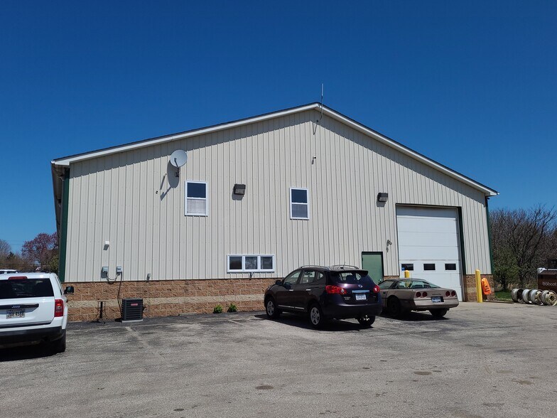 More Photos Of 5750-5788 N Ridge Rd, Madison Light Manufacturing For Lease