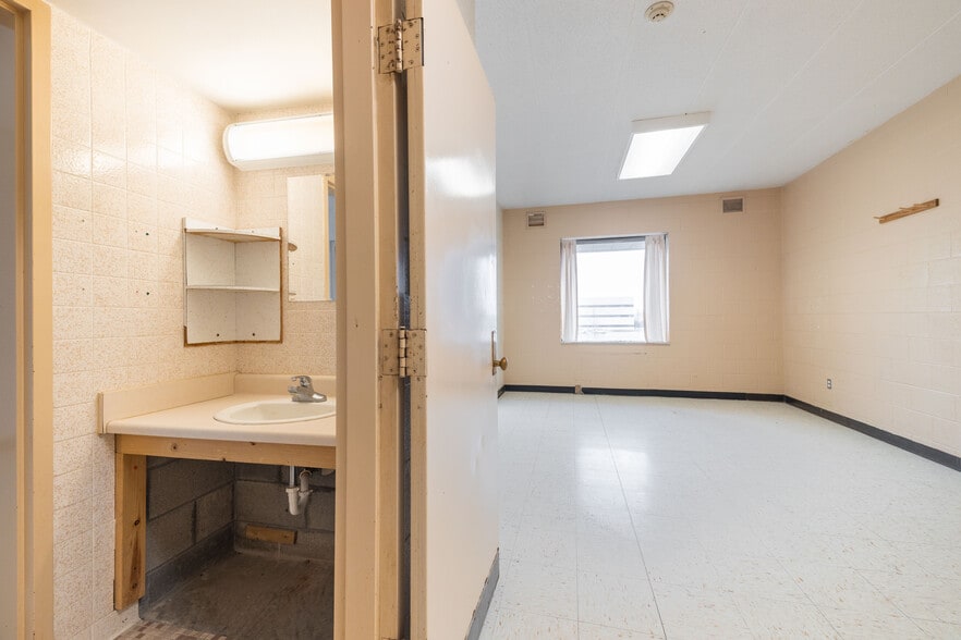 More Photos Of 6902 Chicago Rd, Warren Schools For Sale