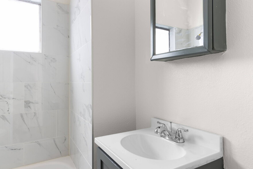 More Photos Of 225 W Adams Blvd, Los Angeles Apartments For Sale