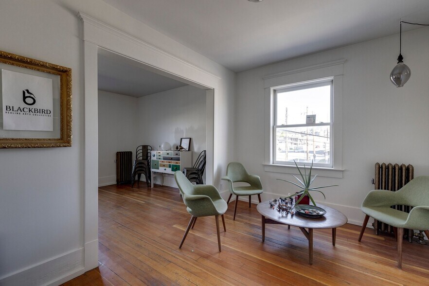 More Photos Of 606 Meredith Rd NE, Calgary Restaurant For Sale