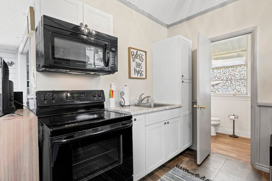 More Photos Of 3306 W Waco Dr, Waco Office Residential For Sale