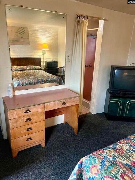 More Photos Of 5810 N Main St, Columbia Hotel For Sale