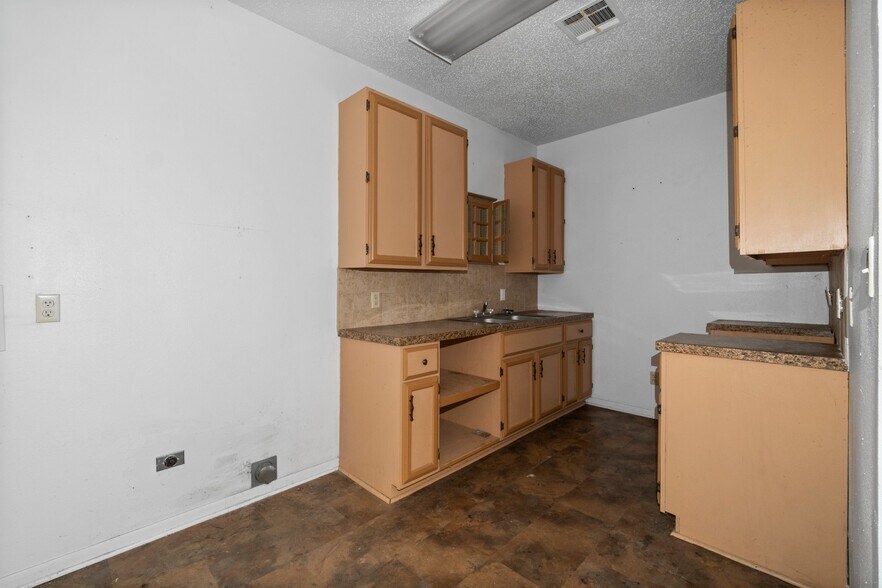 More Photos Of 6738 US Highway 190 E, Livingston Convenience Store For Sale