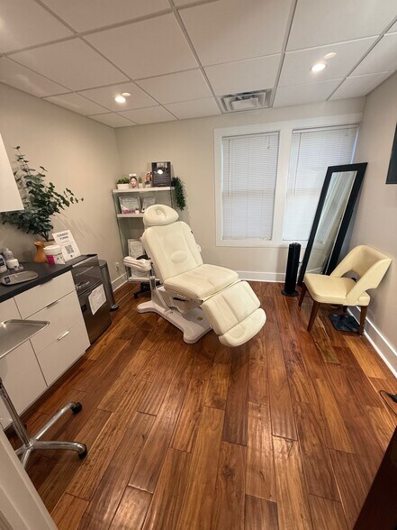 More Photos Of 217 Breckenridge Ln, Louisville Medical For Sale