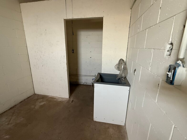 More Photos Of 200 S State Ave, Indianapolis Flex For Sale