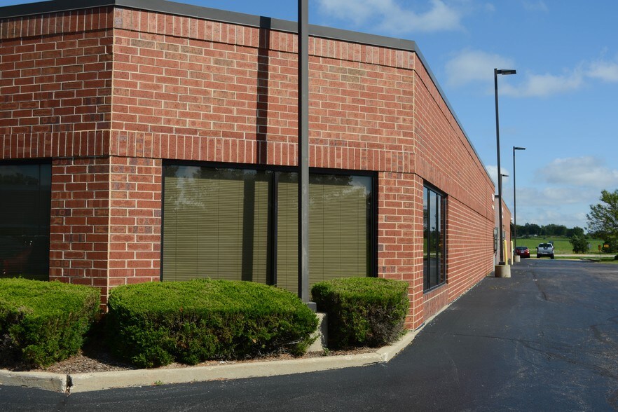 More Photos Of 31632 N Ellis Dr, Volo Warehouse For Lease