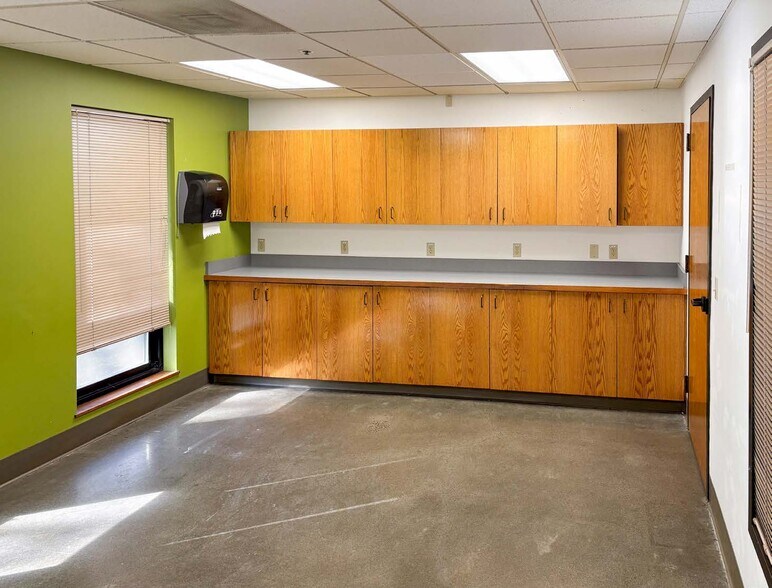 More Photos Of 5665 NW Wagon Way, Hillsboro Distribution For Lease