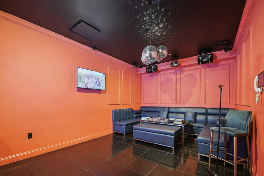 More Photos Of 400 Bergen Blvd, Palisades Park General Retail For Lease