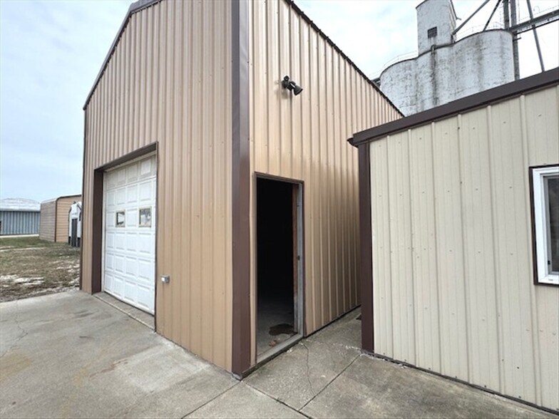 More Photos Of 315 E Maple St, Shelbina Industrial For Sale