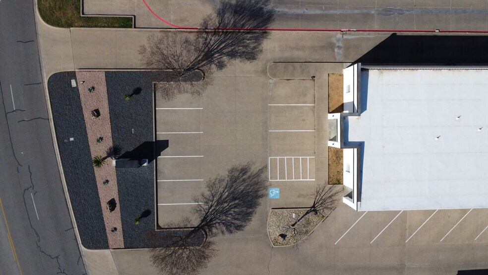 More Photos Of 504 N Ridgeway Dr, Cleburne Office For Lease