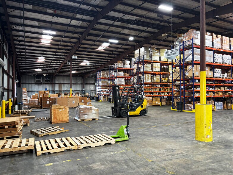 More Photos Of 5800 Surrey Square St, Houston Distribution For Lease