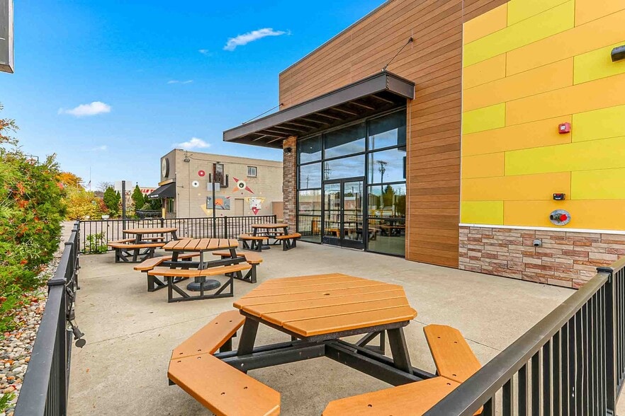 More Photos Of 4924 Rochester Rd, Troy Restaurant For Sale