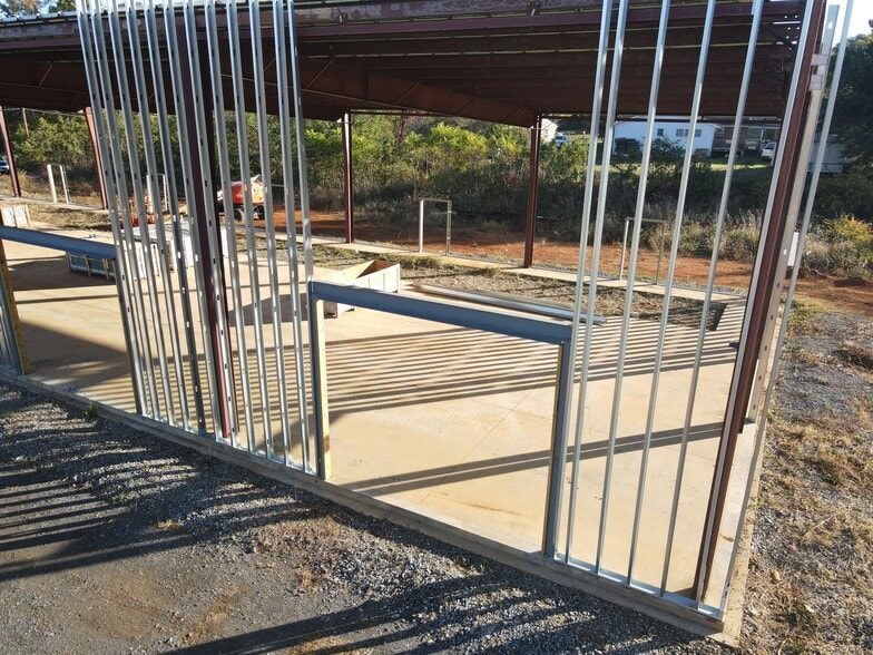 More Photos Of 110 Whitewood Blvd, Johnson City General Retail For Lease