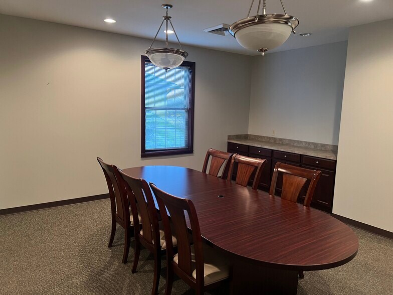 More Photos Of 1620 W Oak St, Zionsville Office For Lease