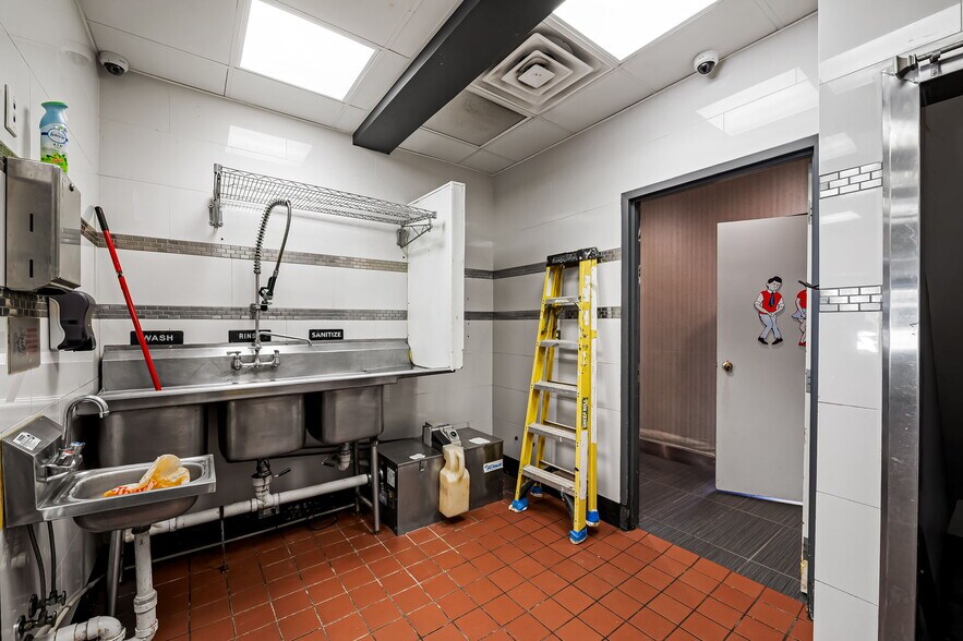 More Photos Of 13 W Allegheny Ave, Towson Storefront For Sale