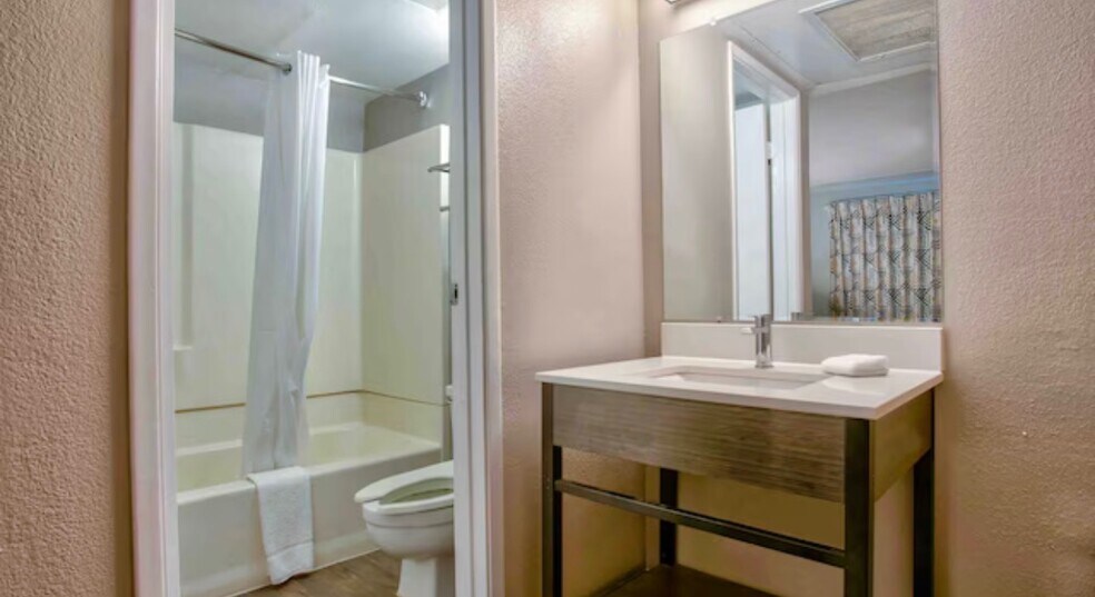 More Photos Of 3351 E Andy Devine Ave, Kingman Hotel For Sale