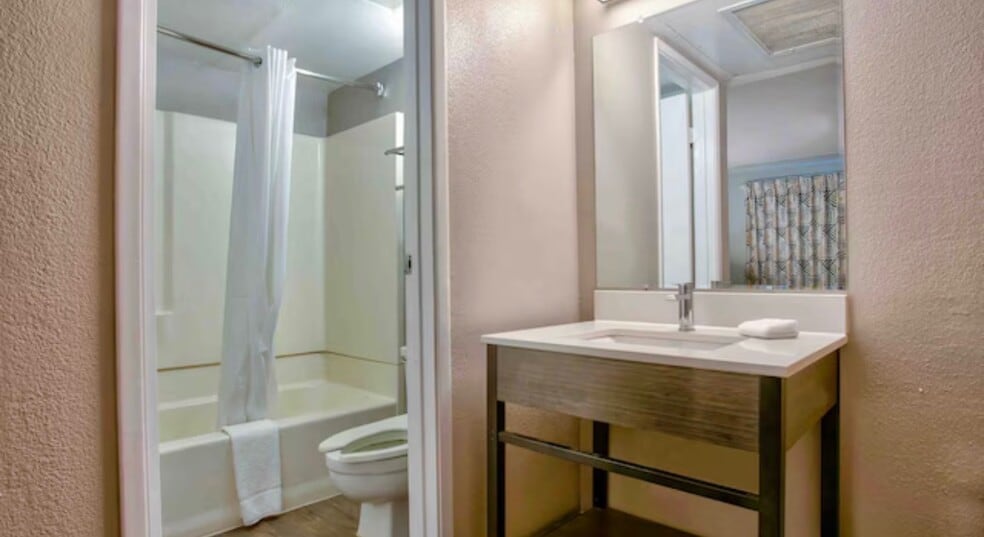 More Photos Of 3351 E Andy Devine Ave, Kingman Hotel For Sale