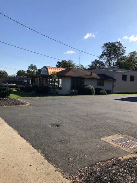 More Photos Of 352 Maple Ave W, Vienna Freestanding For Lease