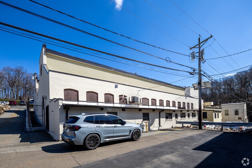 More Photos Of 1 Hollywood Ave, Ho-Ho-Kus Warehouse For Lease