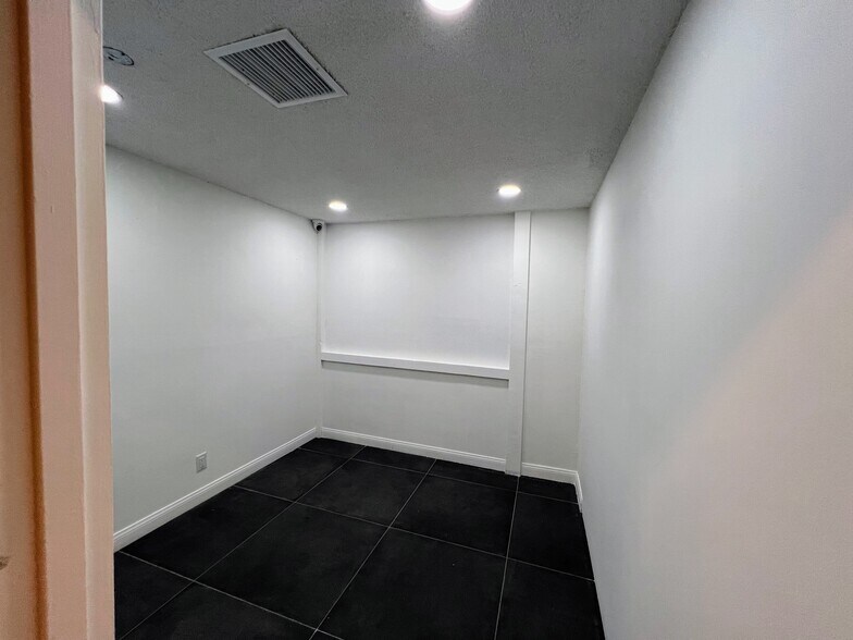 More Photos Of 910 E Sahara Ave, Las Vegas Loft Creative Space For Lease