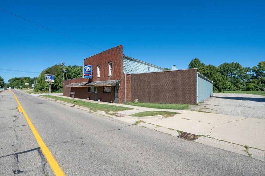 More Photos Of 18089 W State St, Vandalia General Retail For Sale