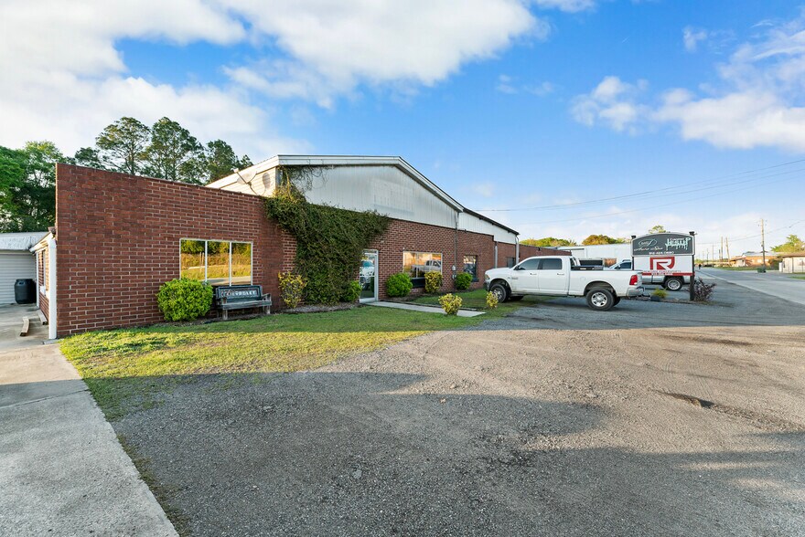 More Photos Of 580 Sw Broad St, Jesup Light Manufacturing For Sale