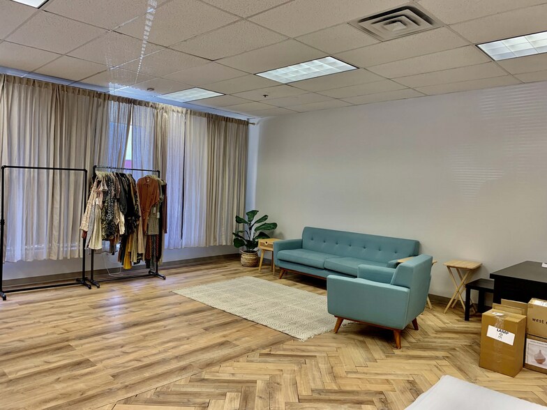 More Photos Of 8617 Ambassador Row, Dallas Showroom For Lease