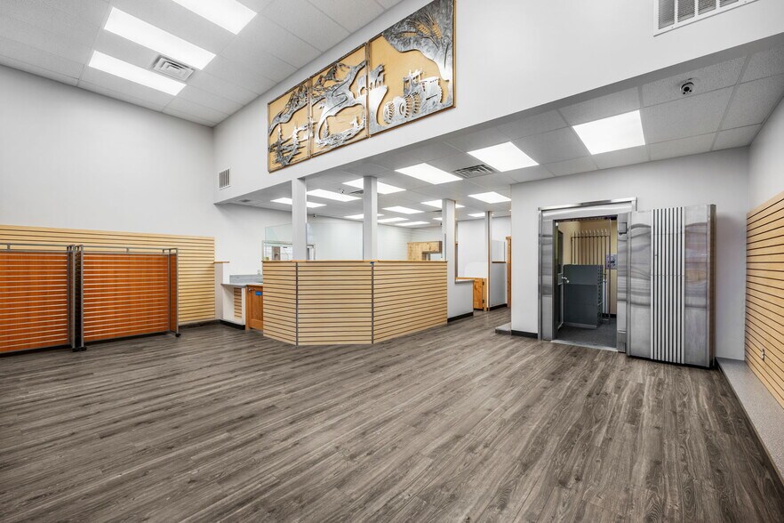 More Photos Of 639 Morgan St, Davenport Bank For Lease
