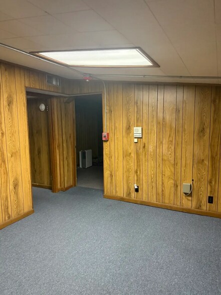 More Photos Of 1050 Detroit Ave, Nederland Distribution For Lease