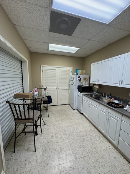 More Photos Of 442 Cadillac Pky, Dallas Flex For Lease