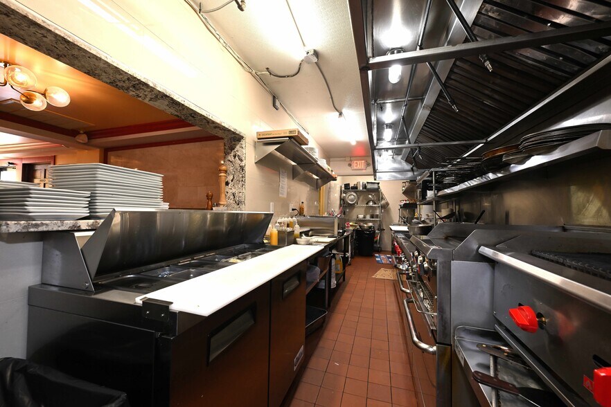 More Photos Of 22 Pine Hollow Rd, Oyster Bay Restaurant For Sale