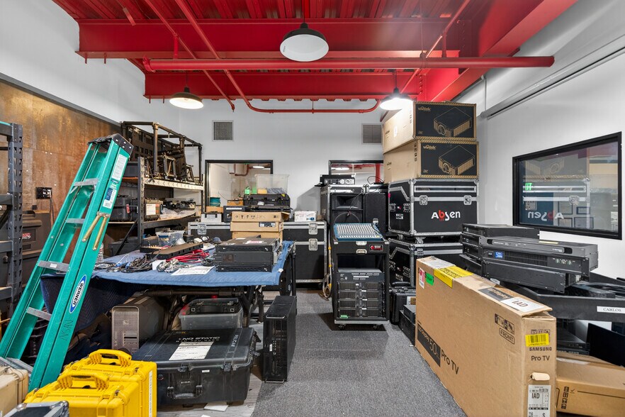 More Photos Of 435-437 N Varney St, Burbank Warehouse For Lease