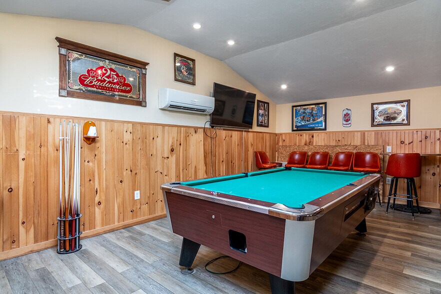 More Photos Of 104 Canal St, Blackstone Bar For Sale