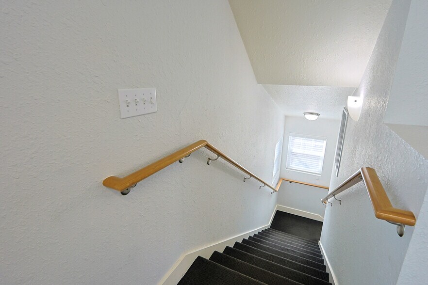 More Photos Of 137 Hall Ave, Coos Bay Office For Sale