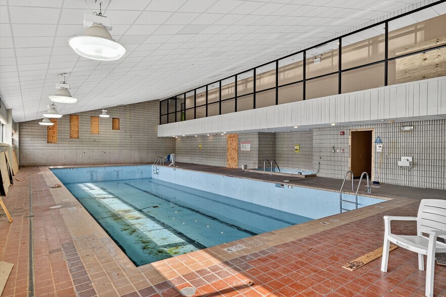 More Photos Of 1550 E Dundee Rd, Palatine Hotel For Sale