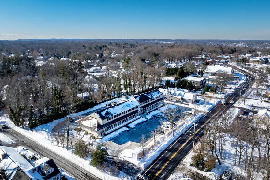 More Photos Of 202 E Main St, Huntington Medical For Lease