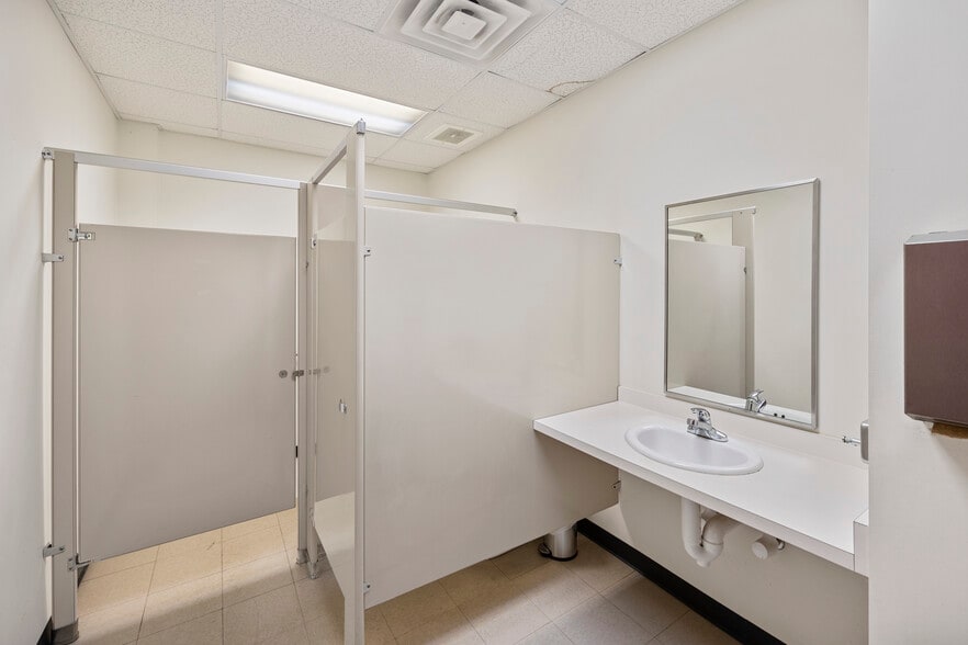 More Photos Of 2401 Maloney Dr, Bloomington Department Store For Lease