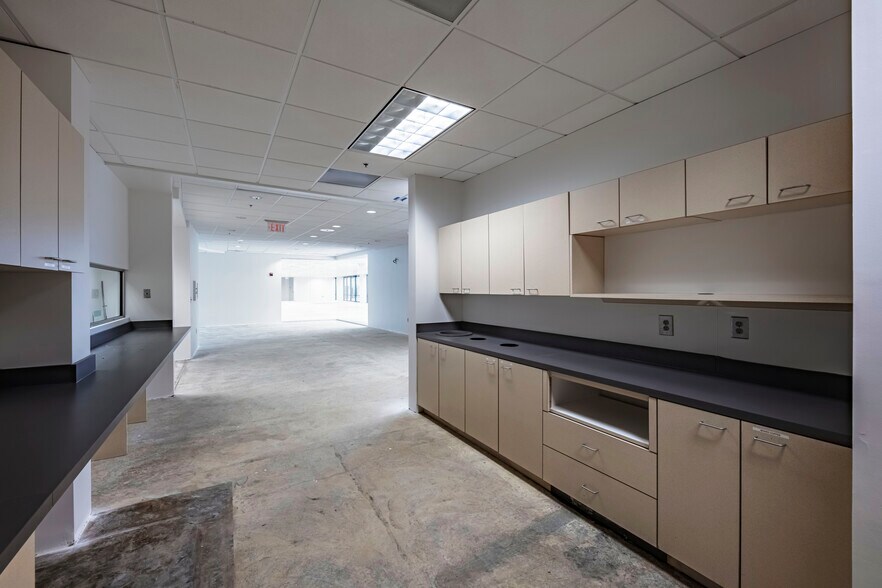 More Photos Of 1990 Vaughn Rd, Kennesaw Office For Sale