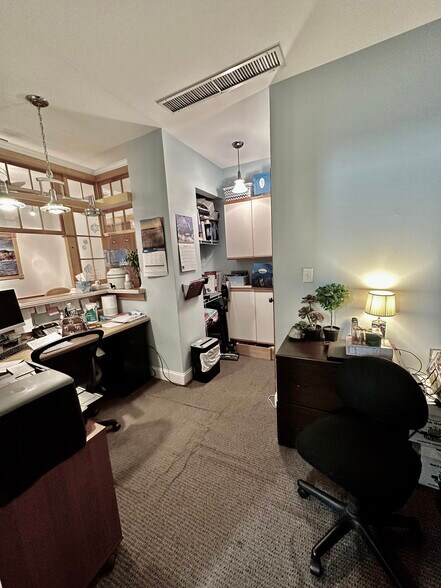 More Photos Of 4 Dearfield Dr, Greenwich Medical For Lease