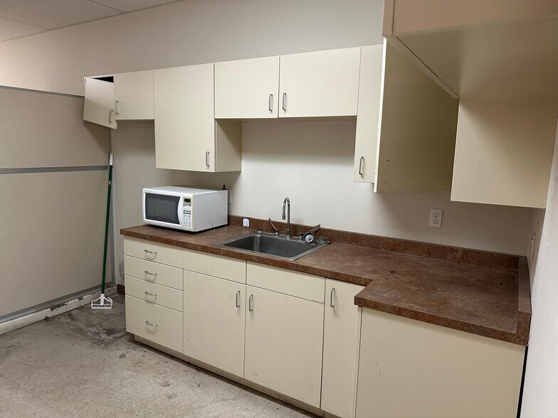 More Photos Of 1640-1670 North Ave, Grand Junction Veterinarian Kennel For Sale